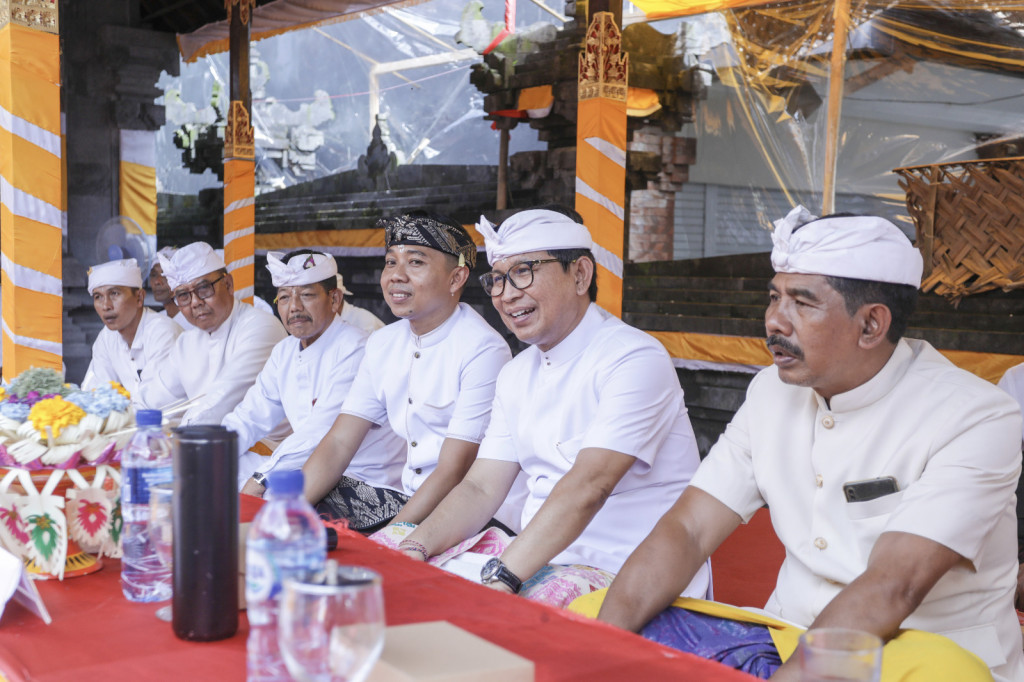 Sekda Adi Arnawa Hadiri Karya Mamungkah Mendem Pedagingan Pura Batur Sari Banjar Batulumbang